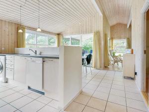 Cuina o zona de cuina de 8 person holiday home in Ålbæk