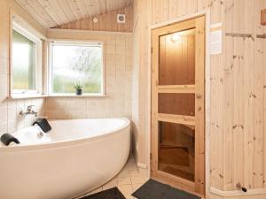Bany a 8 person holiday home in Ålbæk