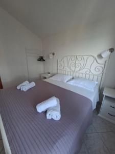 two beds in a room with towels on them at Apartman NoTi in Milna