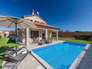 Bazén v ubytování Villa in Motovun with Private Pool and Views nebo v jeho okolí