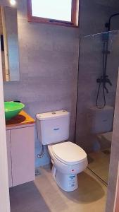 カファヤテにあるCJ cardonesのトイレと洗面台のある小さなバスルーム +1枚の写真