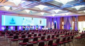 Una gran sala con filas de sillas y un escenario. en Bizerta Resort Congres & SPA, en Bizerte 113 fotos más