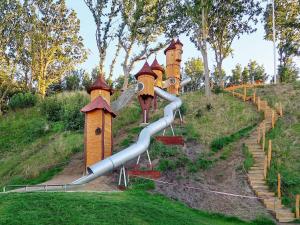 Un grupo de estructuras de juego de madera en una colina. en 6 person holiday home in Juelsminde-By Traum, en Juelsminde