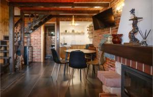 Χώρος καθιστικού στο Stunning Home In Kamesnica With Sauna