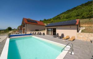 Πισίνα στο ή κοντά στο Stunning Home In Kamesnica With Sauna