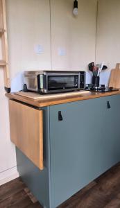 a microwave sitting on top of a counter in a kitchen at L'instant bucolique in Origny-en-Thiérache +26 photos