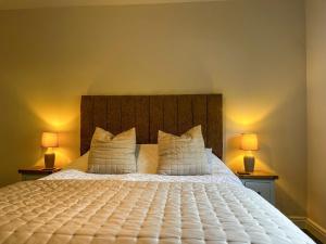 Ένα ή περισσότερα κρεβάτια σε δωμάτιο στο Oakmere Apartment +3 φωτογραφίες