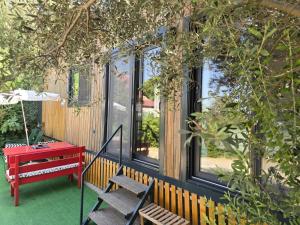 IldırDefneland Daphne的大楼旁边的一张红桌和长凳