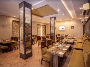 Un restaurante con mesas y sillas en una sala. en hotel the royal bharti, en Vrindāvan