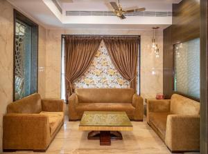 Una sala de estar con dos sofás y una mesa de café. en hotel the royal bharti, en Vrindāvan