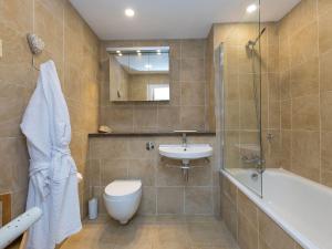 een badkamer met een wastafel, een toilet en een bad bij Far Cliffs in St Ives +24 foto's