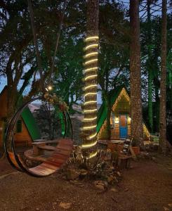 a lighted pole in front of a log cabin at Chalés Recanto do Vale - GRALHA AZUL in Bom Jardim da Serra +39 photos
