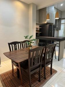 Η κουζίνα ή μικρή κουζίνα στο Sumayyah Tulip Quayside Shah Alam - Cozy 4BR Family Stay