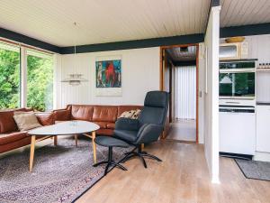 una sala de estar con un sofá y una mesa en 5 person holiday home in Odder-By Traum, en Odder