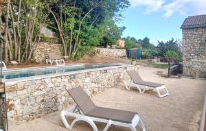 Kolam renang di atau dekat dengan 4 Bedroom Beautiful Home In Bordezac +9 gambar