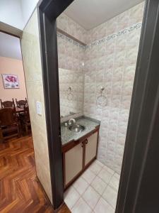 Ένα μπάνιο στο Departamento céntrico con balcón +3 φωτογραφίες