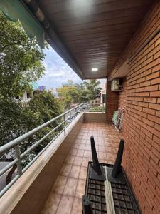 Μπαλκόνι ή βεράντα στο Departamento céntrico con balcón