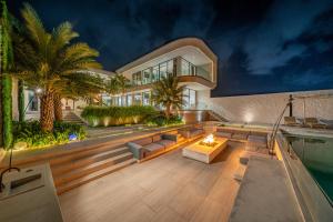 una villa con piscina y una casa en Luxury 4BR Oasis in Central Uluwatu - Perfect for Families and Groups, en Uluwatu