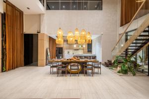 Una cocina y un comedor con mesa y sillas. en Luxury 4BR Oasis in Central Uluwatu - Perfect for Families and Groups, en Uluwatu