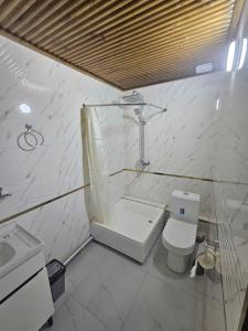 Bilik mandi di Parvina Boutique