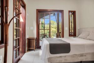 Un dormitorio con una cama y una ventana grande. en Chácara Casa Ampla no Lago Piscin Churrasqueira, en São Bernardo do Campo