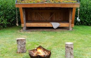 TarmにあるBeautiful Home In Tarm With Wifiの庭にある火のついた木製のベンチ +17枚の写真