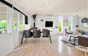 TarmにあるBeautiful Home In Tarm With Wifiのテーブルと椅子のあるキッチンとリビングルーム