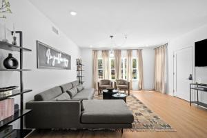 ein Wohnzimmer mit Couch und Tisch in der Unterkunft Luxe Spa Lounge, Gated 4 Parking, 2 linked Homes, Sleeps 20 in Houston