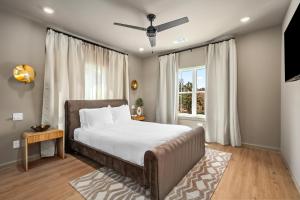 ein Schlafzimmer mit einem Bett und einem Fenster in der Unterkunft Luxe Spa Lounge, Gated 4 Parking, 2 linked Homes, Sleeps 20 in Houston + 79 Fotos