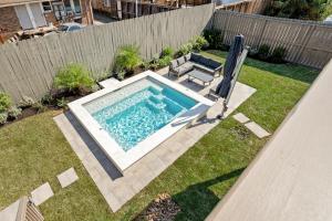eine Draufsicht auf einen Swimmingpool in einem Hof in der Unterkunft Luxe Spa Lounge, Gated 4 Parking, 2 linked Homes, Sleeps 20 in Houston