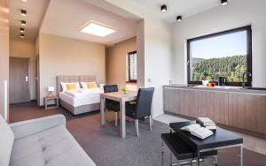 Łóżko lub łóżka w pokoju w obiekcie Czarny Kamień Resort & SPA