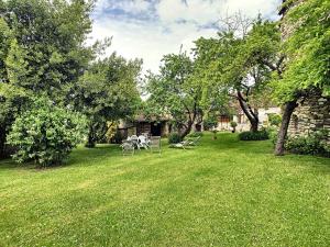 a yard with a table and chairs in the grass at 3 Gites au grande Vigne in Saint-Étienne-sous-Bailleul