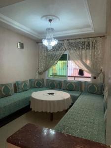 丹吉尔Secure residential complexe Gueznaia的客厅里有一张沙发和一张桌子。