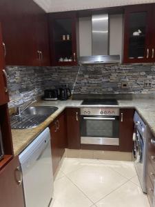 Η κουζίνα ή μικρή κουζίνα στο Harbour Luxury Apartment
