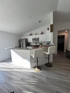 Kuchyň nebo kuchyňský kout v ubytování 3 Bed 2 Bath Sleeps 6 Pool Retreat in Eustis, FL!!!