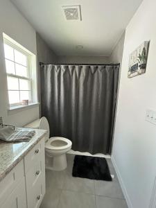 Koupelna v ubytování 3 Bed 2 Bath Sleeps 6 Pool Retreat in Eustis, FL!!! + 8 fotografií