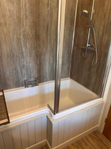 eine Dusche mit Glastür im Badezimmer in der Unterkunft Charming cosy cottage near the Lake District in Penrith + 10 Fotos