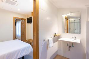 Koupelna v ubytování Hotel Kamiñoko + 39 fotografií