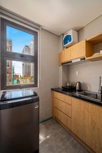 eine Küche mit Spüle und Fenster in der Unterkunft Carol Homestay & Apartment 5 in Đà Nẵng