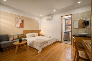 ein Schlafzimmer mit einem Bett und einer Couch in der Unterkunft Carol Homestay & Apartment 5 in Đà Nẵng