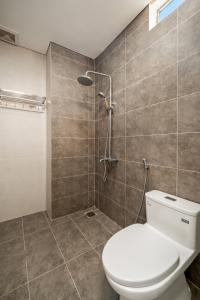 ein Badezimmer mit Toilette und Dusche in der Unterkunft Carol Homestay & Apartment 5 in Đà Nẵng