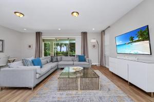 A television and/or entertainment centre at Marvelous Home With Private Pool And Waterpark Access Near Disney At Encore Resorts Reunion - 131La
