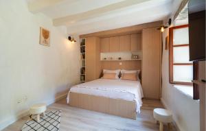 Pitveにある2 Bedroom Beautiful Home In Pitveのベッドと窓のある小さな寝室