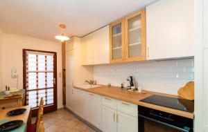 Pitveにある2 Bedroom Beautiful Home In Pitveの白いキャビネットとカウンタートップを備えたキッチン