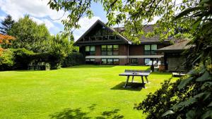 a ping pong table in the yard of a house at Ferienquartier Hamburg in Glüsingerlohe
