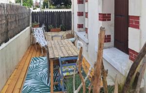 a patio with a table and chairs on a balcony at Beautiful Home In St-Georges-De-Didonne in Saint-Georges-de-Didonne