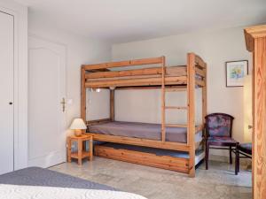 a bedroom with two bunk beds and a chair at Appartement 2* à Brides-les-Bains, 1ch, 2 parkings, balcon sud, proche télécabine et thermes - FR-1-512-2 in Brides-les-Bains