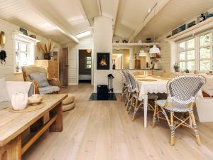 Una cocina y un comedor con mesa y sillas. en Cozy Beach House - By Traum Ferienwohnungen, en Jerup 51 fotos más