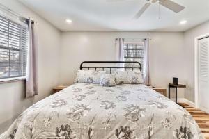 Giường trong phòng chung tại Cozy Retreat Near Downtown with Hot Tub +47 ảnh