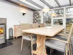 Η κουζίνα ή μικρή κουζίνα στο 10 person holiday home in Glesborg-By Traum